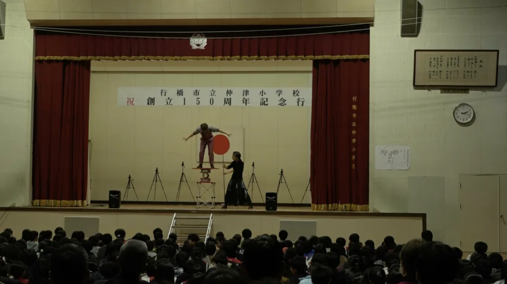 小学校150周年記念式典でLEDショーはどう進行した？福岡県行橋市 でのバランス芸パフォーマンス