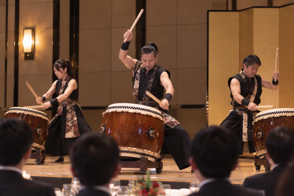 和太鼓を演奏する奏者