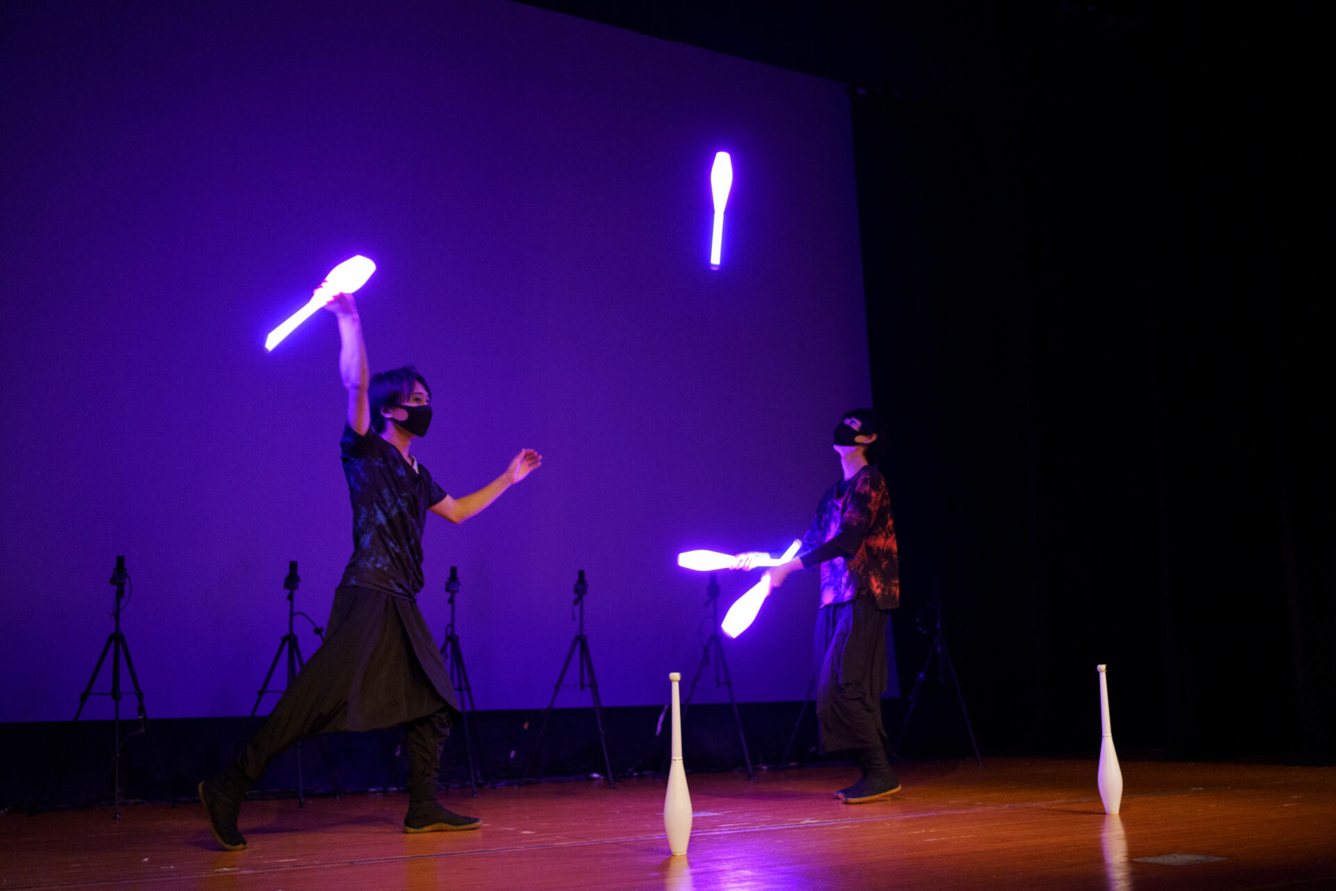 企業イベントでLEDショーパフォーマンスを行うPoiGraphicsのアイク