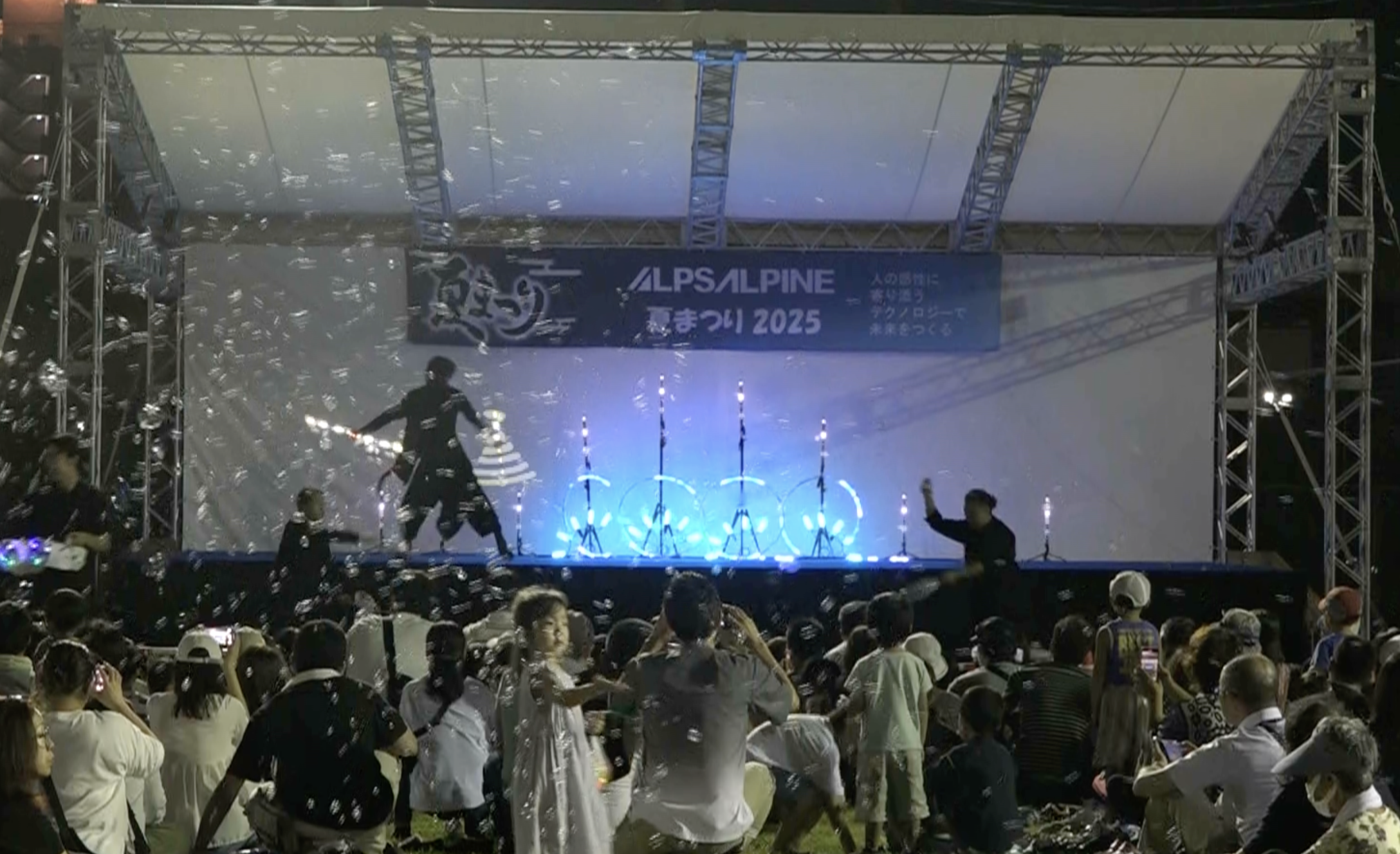 屋外イベントの夜のステージでのパフォーマンス