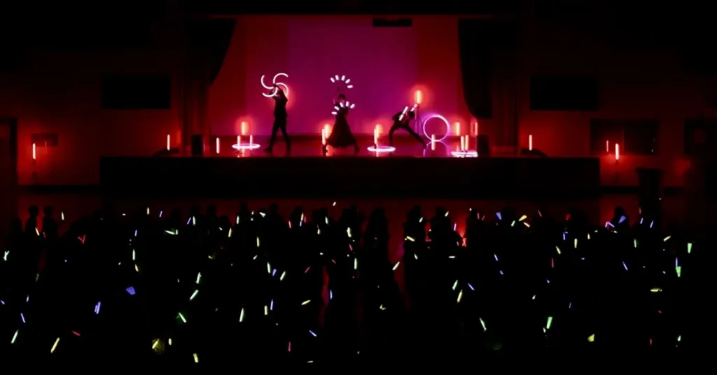 埼玉県上尾市の小学校PTAイベントで参加型LEDショーを披露するPoiGraphics（2025年10月）
