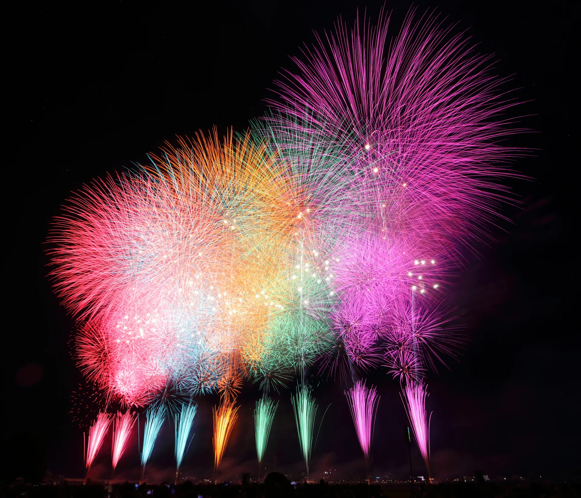 花火大会の代わりになるナイトイベント演出5選|屋外・夜・大人数でも映える