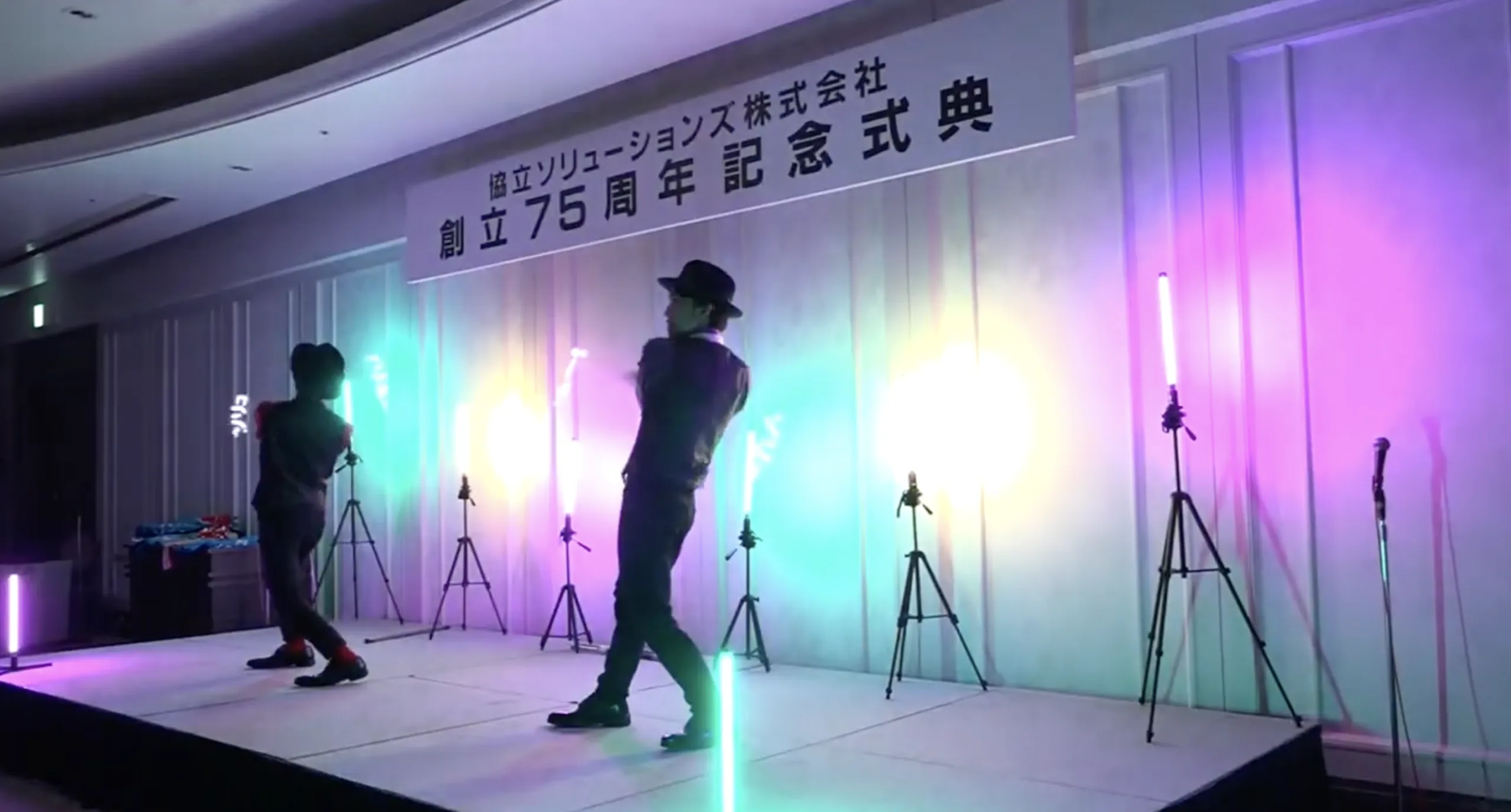 椿山荘の宴会場でLEDグラフィックポイを披露するPoiGraphicsのアイクとBino