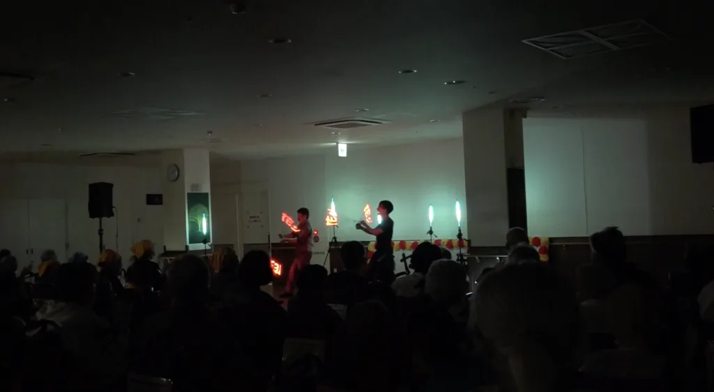 茨城県古河市の老人ホームでLEDパフォーマンスを披露するPoiGraphics、敬老の集い会場の様子