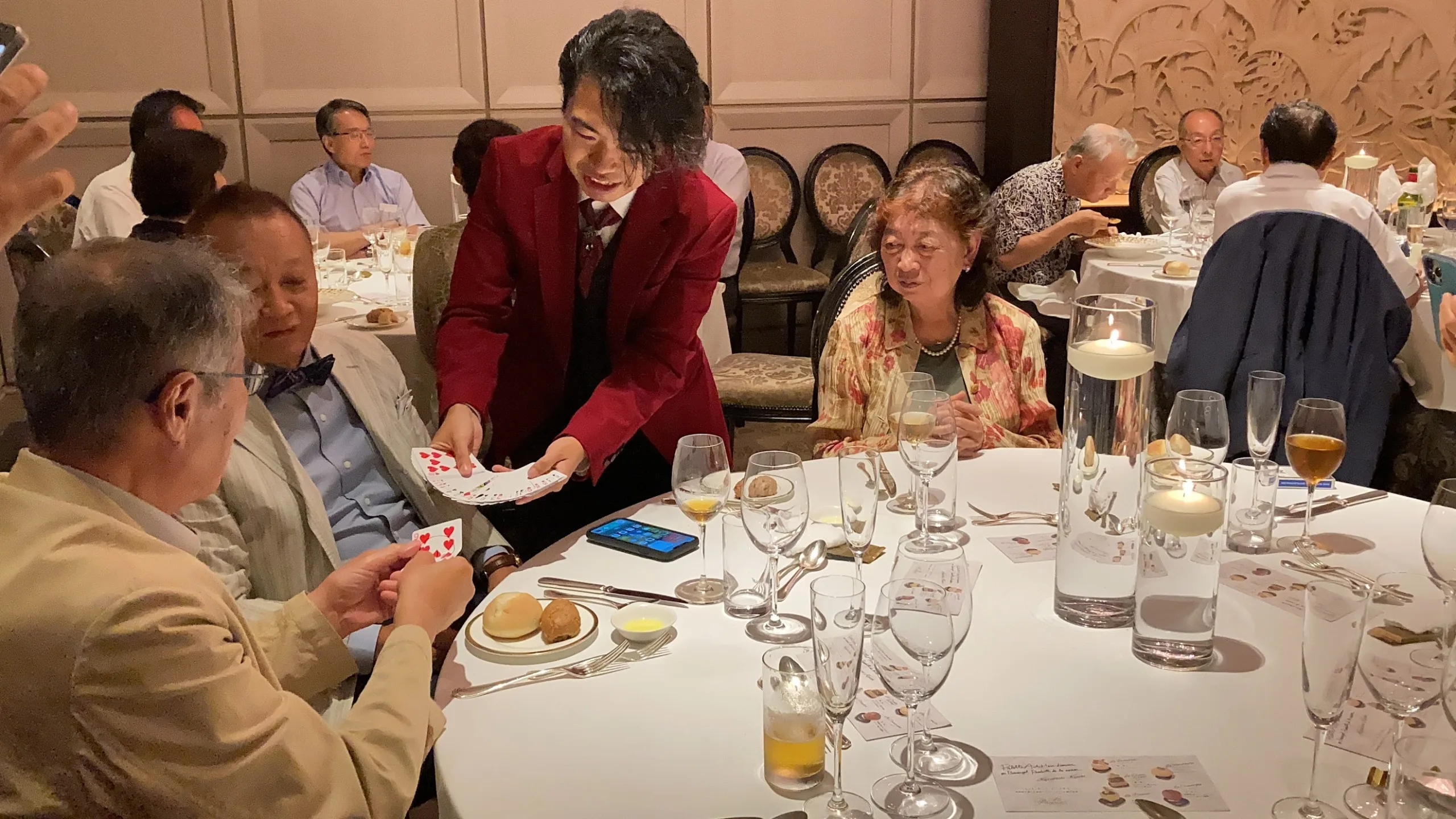懇親会が盛り上がる余興35選|プロが教える失敗しない演出ガイド【2026年版】 マジック・クロースアップショー画像