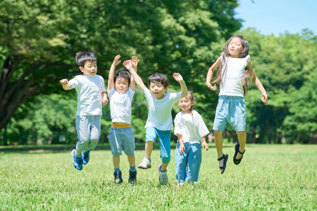 幼稚園・保育園のイベントで子どもたちが笑顔で参加している様子