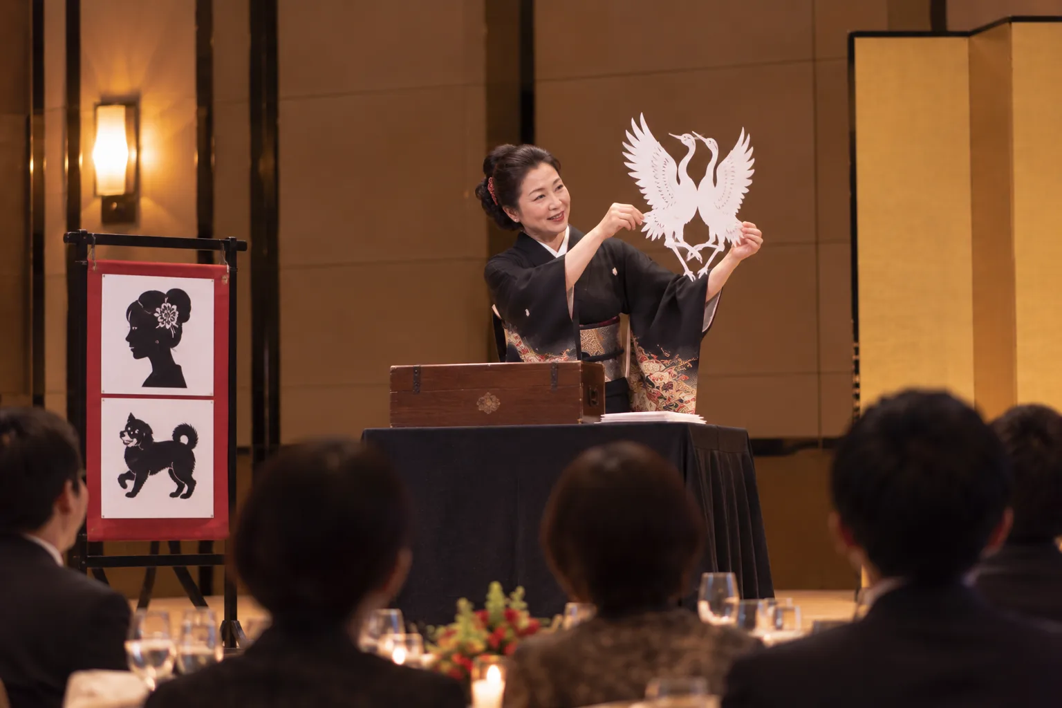 ハサミで紙を切って作品を仕上げる紙切り