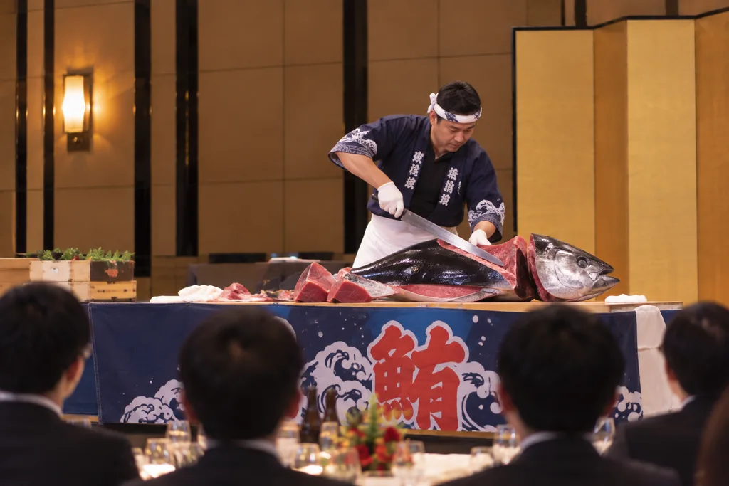 マグロを包丁でさばく解体ショー