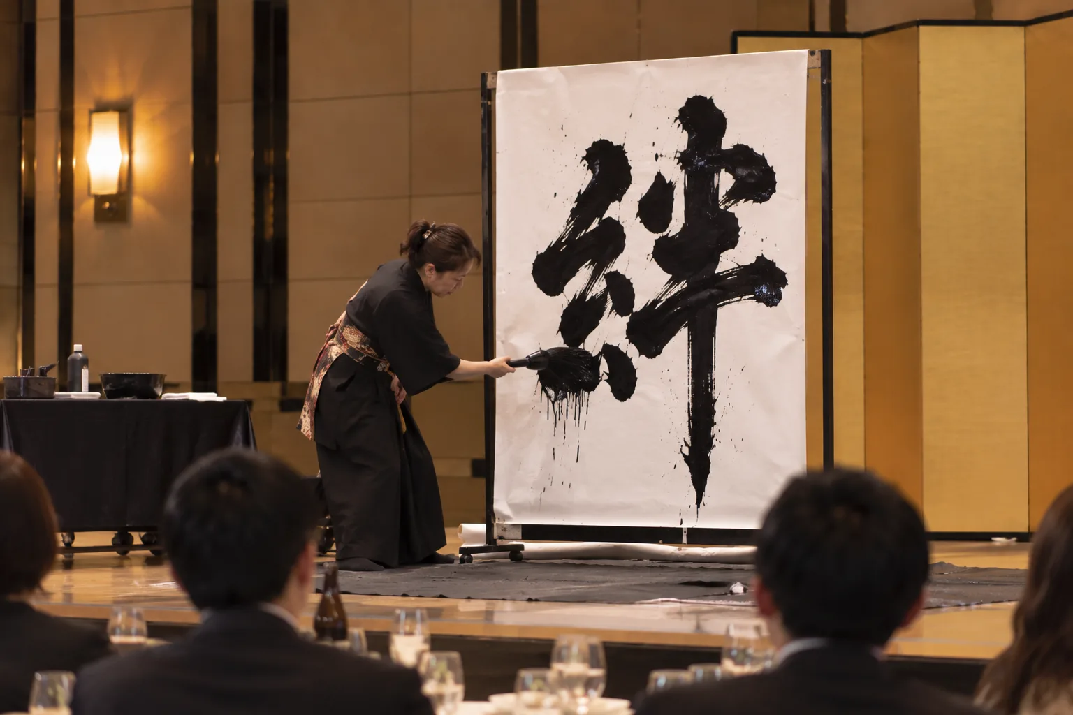 大きな筆で文字を書く書道パフォーマンス