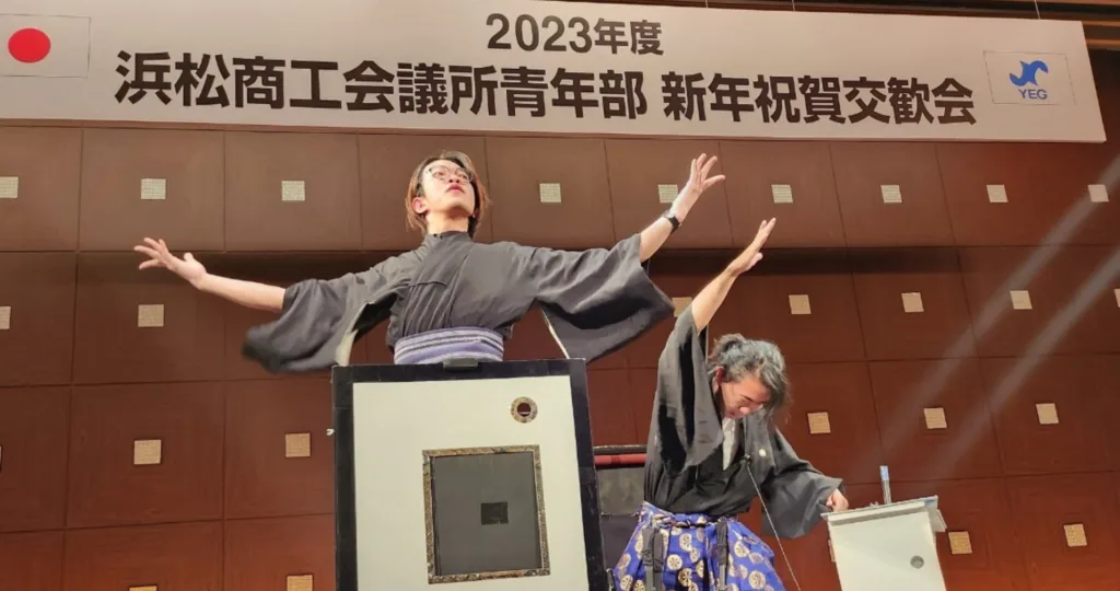 新年会の余興タイプを比較する場面（ビンゴ・パフォーマンス）