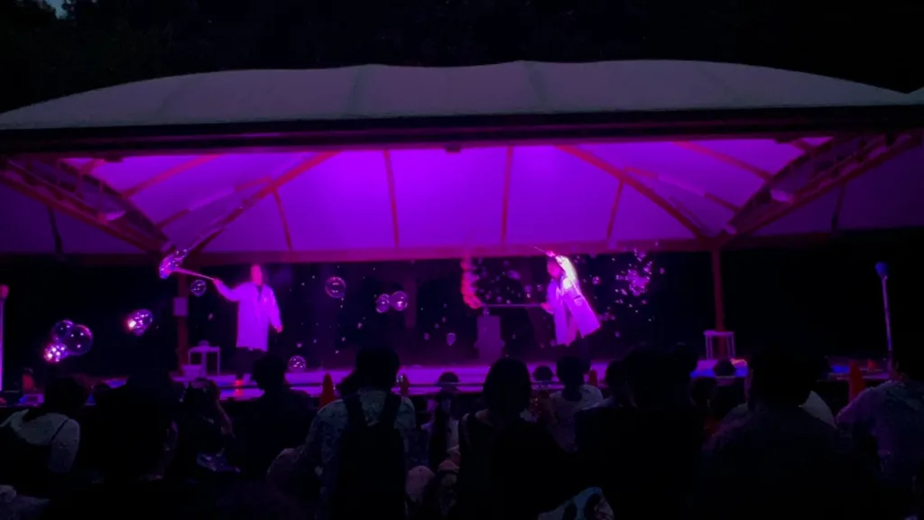 よこはま動物園ズーラシアの夜間開園でナイトバブルショーを実施しました【出張レポート】