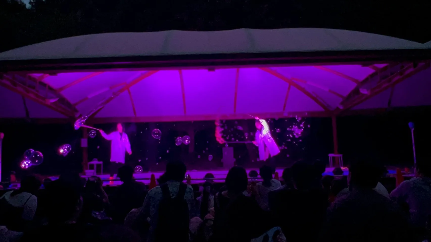 よこはま動物園ズーラシアの夜間開園でナイトバブルショーを実施しました【出張レポート】