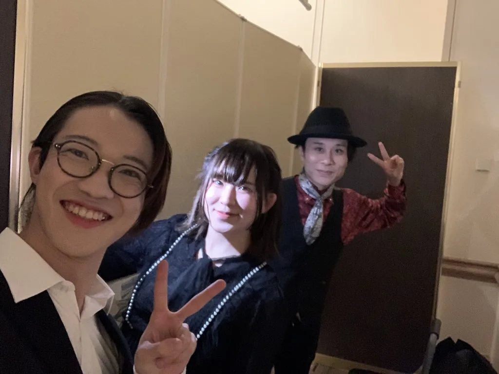 ステージ横出演直前のIke、なつな、柳本
