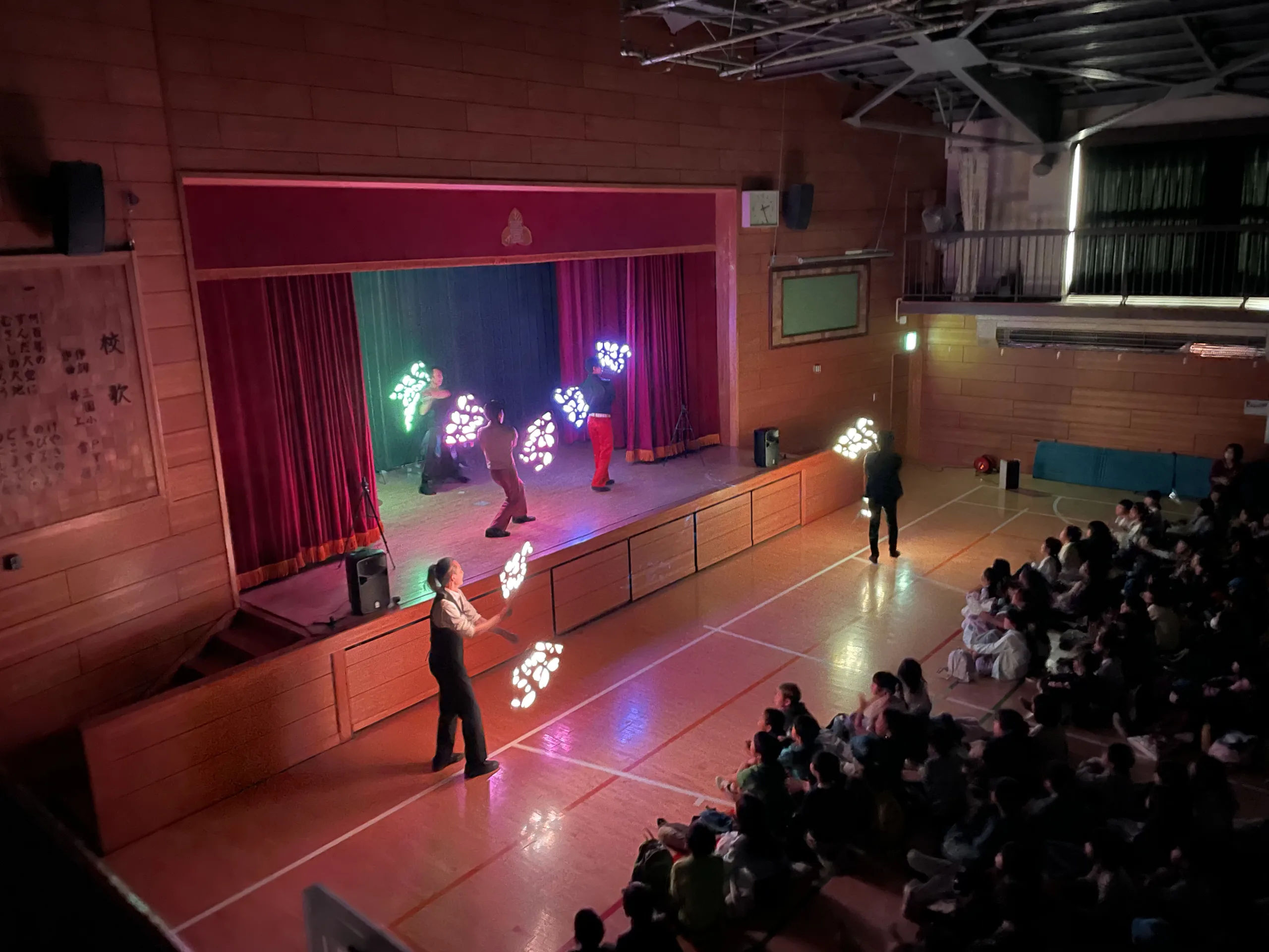 板橋区立三園小学校での創立60周年フェスタのラストLEDパフォーマンス