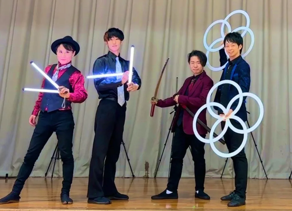 生浜小学校での芸術鑑賞教室に出演したメンバー