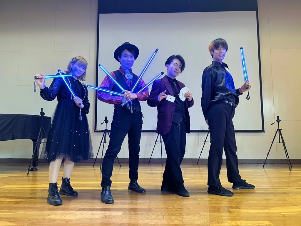 高浜第一小学校での芸術鑑賞教室に出演したメンバー