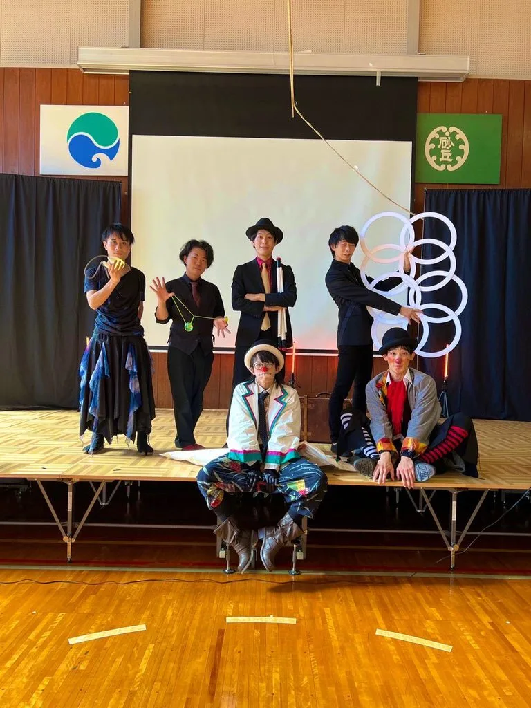 砂丘小学校での芸術鑑賞教室に出演したメンバー