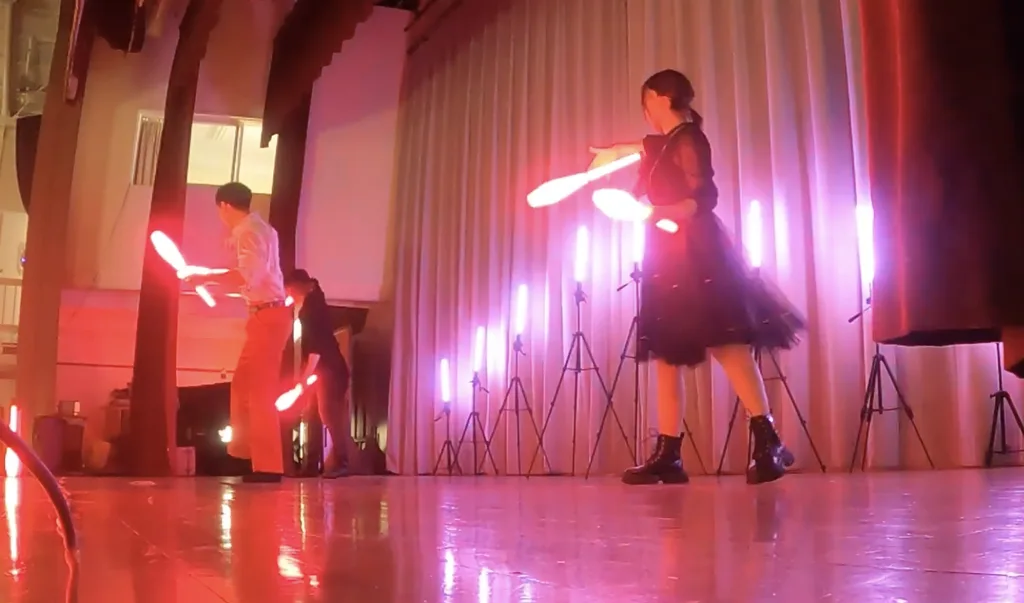 巡回事業でのLEDパフォーマンスのワンシーン