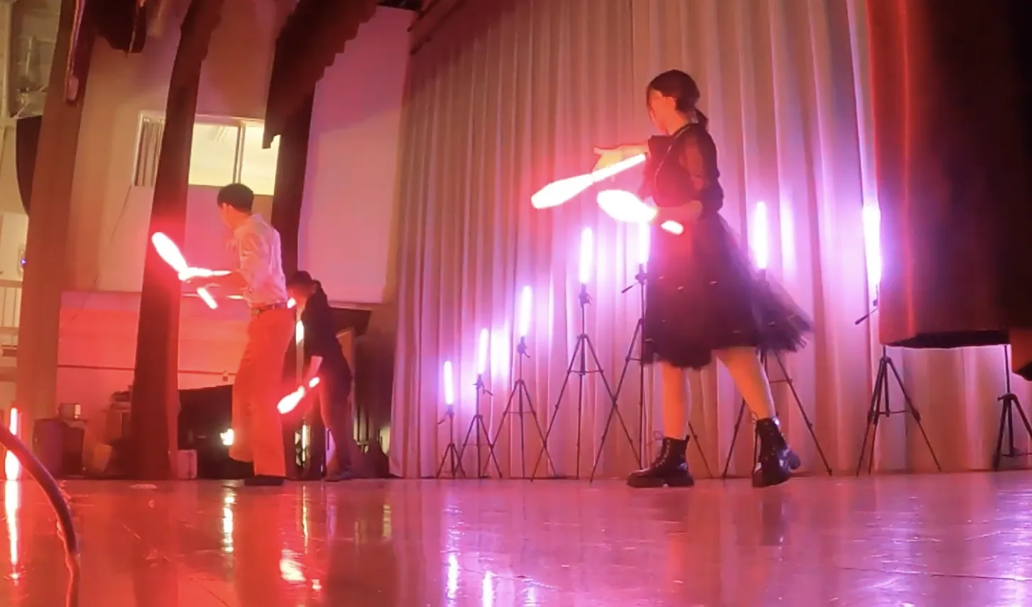 巡回事業でのLEDパフォーマンスのワンシーン