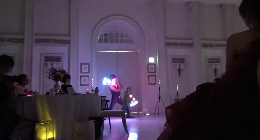 新郎新婦やご家族、ご友人の前での結婚式場でのLEDパフォーマンス
