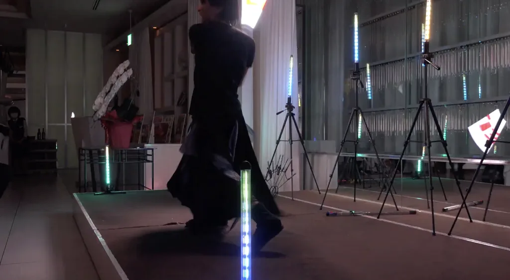 企業ロゴを出すタイミングでのLEDパフォーマンス