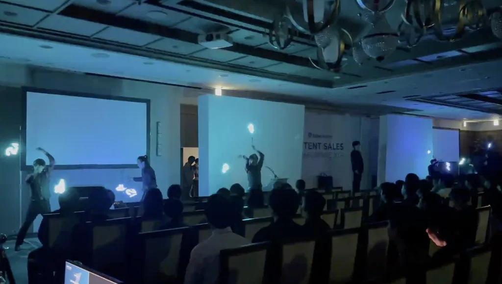 オープニングのLEDショー、CEOが登場する瞬間