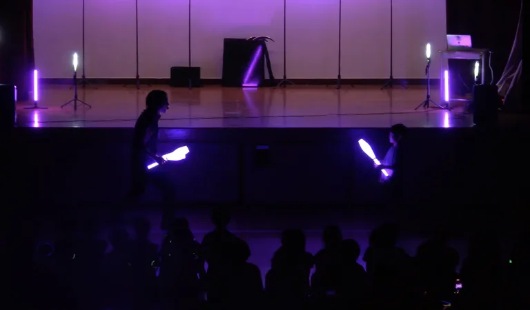 学校・体育館での光のショーの出演事例