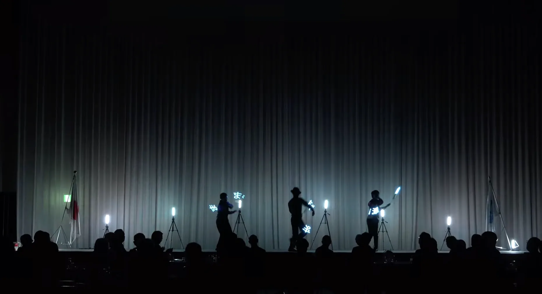 3人のビジュアルポイパフォーマンス