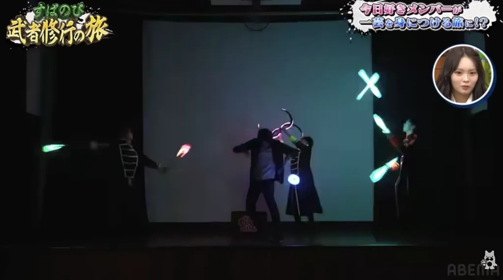 すーぱーのびしろタイムでLEDパフォーマンスを披露するシーン
