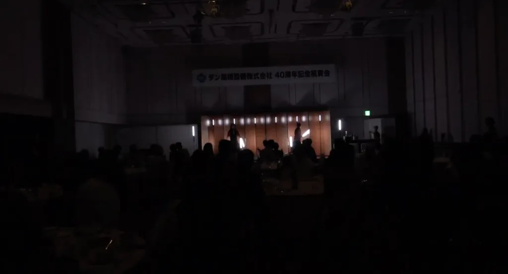 暗転した宴会場でLEDポイを回すLEDアートパフォーマー池田優輝 音辻の2人によるPoi Graphics